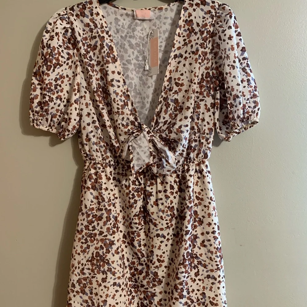 NWT CDM Sz M cream w/brown print. Tie bust line, flowy style w/ elastic waist. - Picture 1 of 4